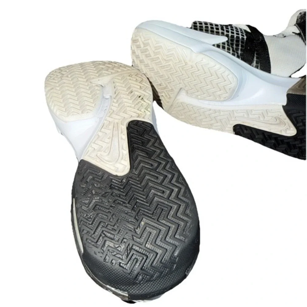 Size 3.5 Y Nike LeBron Witness 7 Low White Black       ‎   1703